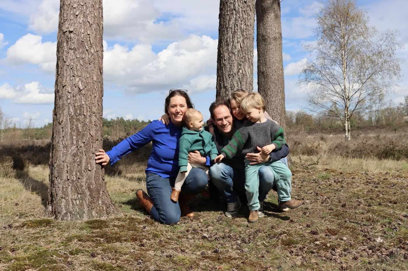 Saskia met Morris, Olivier, Charlotte en mij tussen de dennenbomen op de hei